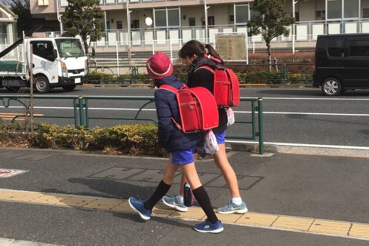 Hay un símbolo nacional que Japón mantiene invariable desde hace generaciones: una mochila escolar carísima