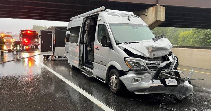 Multi-vehicle crash happens in I-95 tolling lanes in Hampton