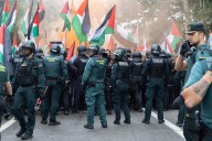 Cargas policiales, identificaciones y recorte de etapa al paso de la Vuelta por Pontevedra
