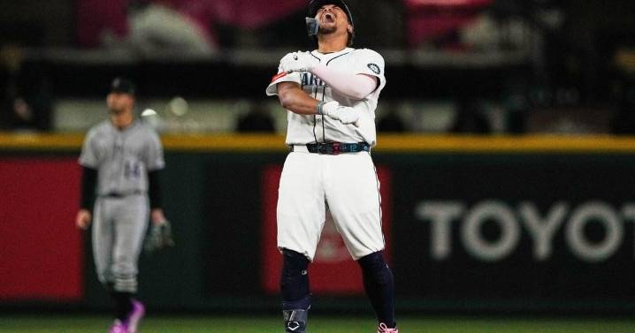 Surging Mariners clinch playoff berth and close in on AL West title