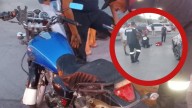 Motociclista se estrella brutalmente contra auto en la colonia Pancho Villa; lo mandan al hospital