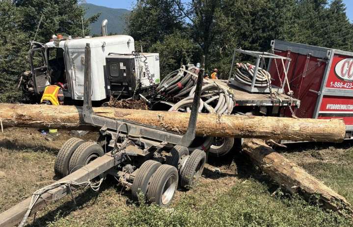 1 dead after semis collide on I-90 near North Bend