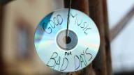 El mejor truco casero con CD’s viejos para ahuyentar palomas de tu balcón