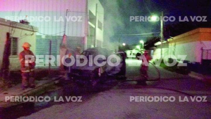 Incendio de camioneta GMC Yukon en Monclova moviliza a bomberos