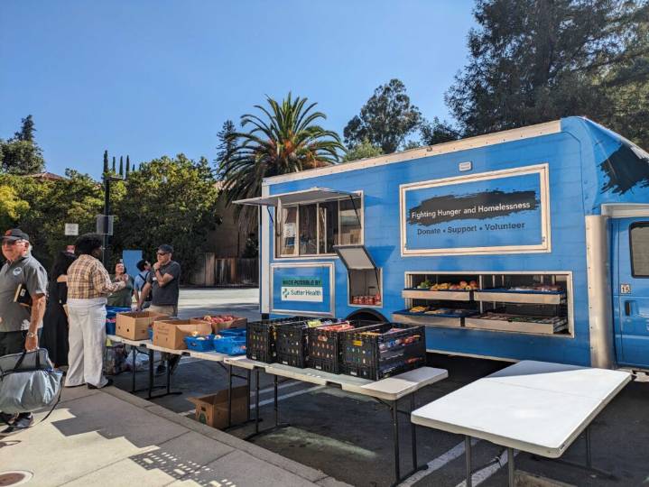 Silicon Valley mobile market brings free food to residents
