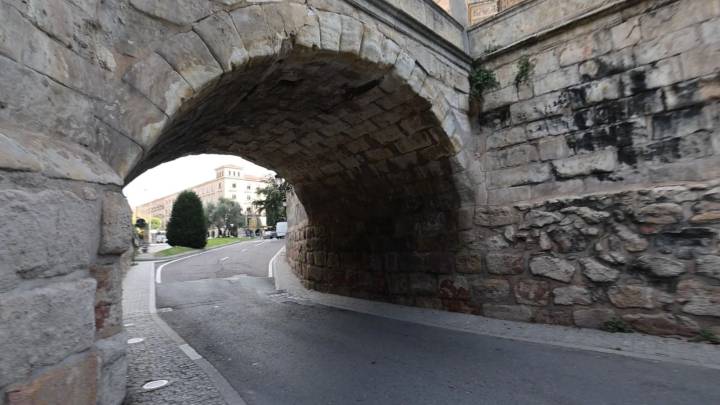 El cambio de tráfico en el centro de Salamanca que elimina un peligroso giro y el daño a un antiguo puente