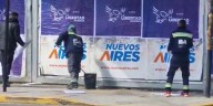 Se viralizó un video de hombres pegando afiches de LLA con uniformes del gobierno porteño: la respuesta oficial