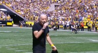 Bruce Dickinson, de Iron Maiden, cambia el metal por la NFL; entona himno nacional de EU