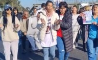 Familiares y amigos de las jóvenes asesinadas marcharon alrededor de la rotonda de La Tablada