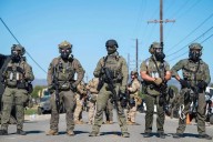 Legisladores de California aprueban prohibición de máscaras para fuerzas del orden