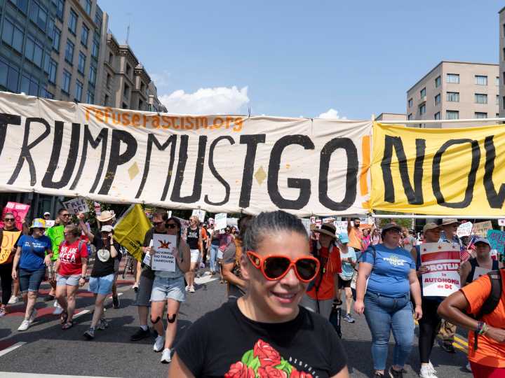 Donald Trump escala su amenaza de enviar militares a Chicago para deportar a inmigrantes: protestas en Washington contra el presidente