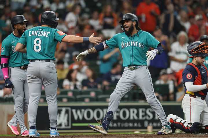 Mariners near AL West title after sweeping Astros