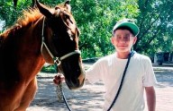 Muere menor al ser pateado por un caballo