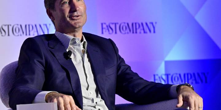 Starbucks CEO says the coffee chain won’t lose its cash-strapped consumers because it’s on its way to being a ‘world
