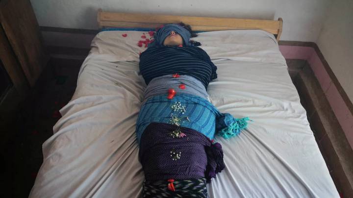El Abrazo del Rebozo: La Tradición Ancestral de las Parteras que Vuelve a Dar a Luz en América Latina