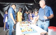 Caminan sin ver para aprender a comprender