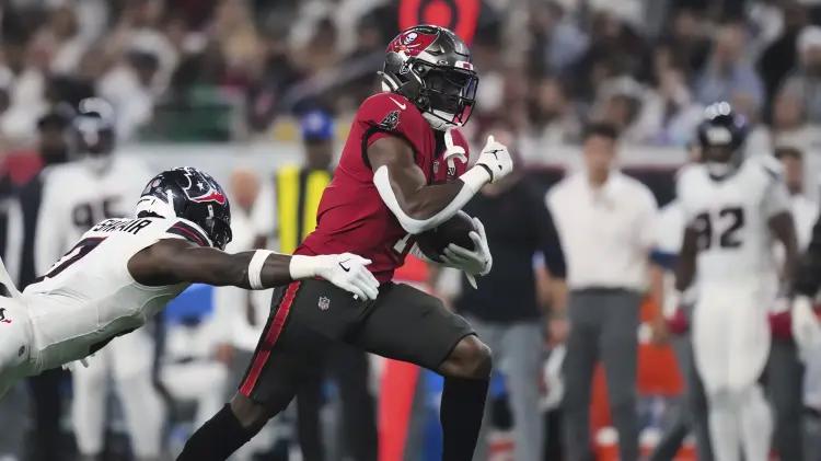 Baker Mayfield lidera remontada épica de Buccaneers sobre Texans en la NFL