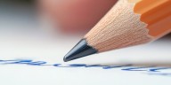 Escribir a mano aún en la era digital: por qué los neurólogos lo recomiendan