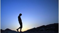 Qué significa para la psicología cuando una persona camina cabizbaja