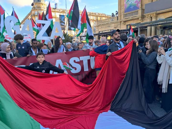 Miles de manifestantes, liderados por figuras del cine, gritan por Gaza en San Sebastián