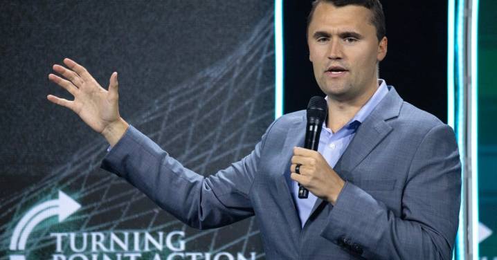 El comentarista Charlie Kirk, aliado de Trump, asesinado de un disparo en una universidad