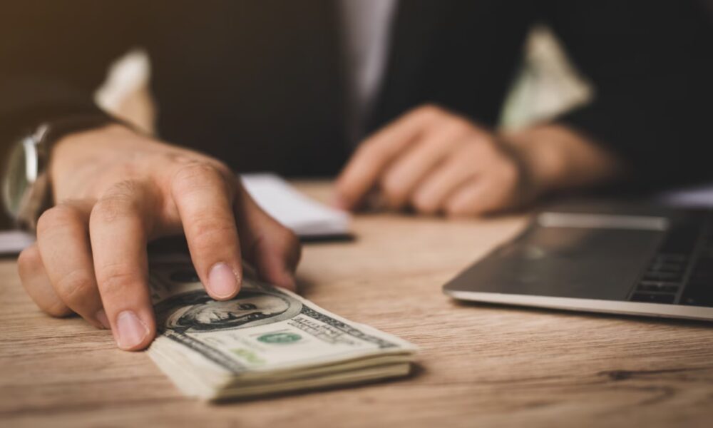Otro paso hacia el cepo: limitan la compra de dólares