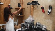 Zapatos hechos con llantas recuperadas: un emprendimiento que pisa fuerte en la Gran Vitrina Verde