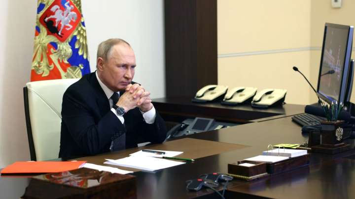 Paranoid Putin hides in three IDENTICAL featureless offices built in his bunker palaces across Russia, defector reveals
