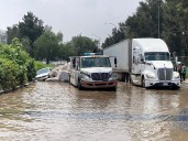 Volcadura de camión cierra Periférico en Nezahualcóyotl
