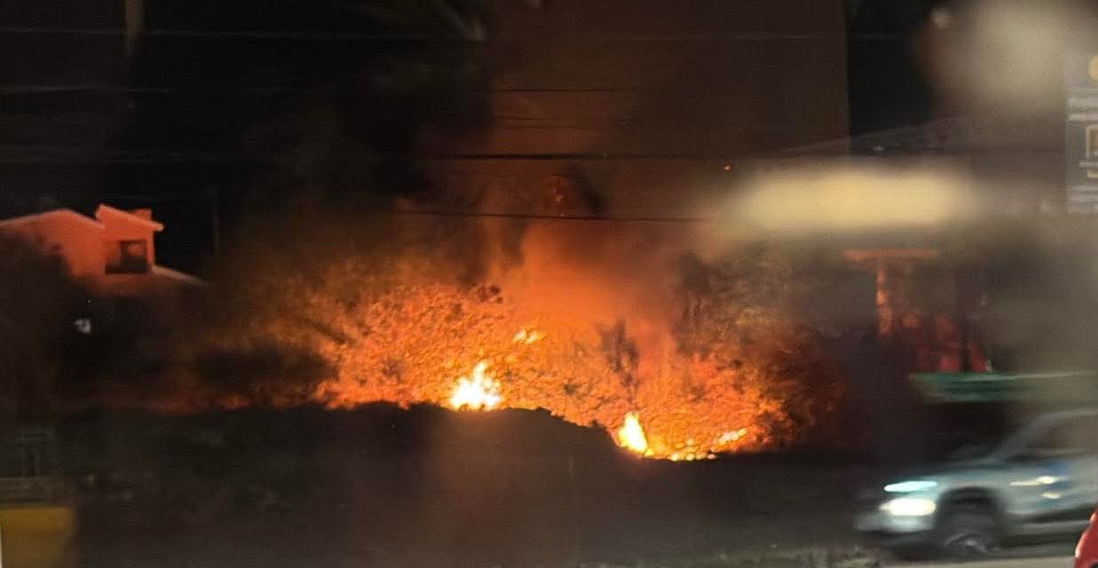 Se incendia predio