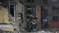 Rusia ataca la sede del Gobierno de Ucrania en un bombardeo que deja al menos dos muertos en Kiev