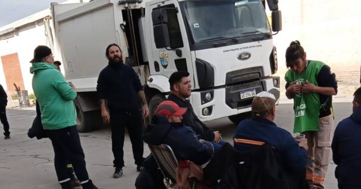 Tensión en Allen: cruces entre municipales y la Policía en una protesta por el estado de los vehículos