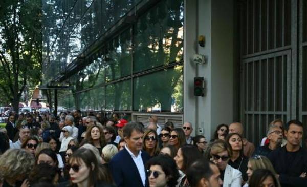 Fin de una época: una multitud despidió en Milán a Giorgio Armani