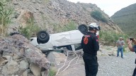 Vehículo se desbarranca en García; 2 lesionados leves