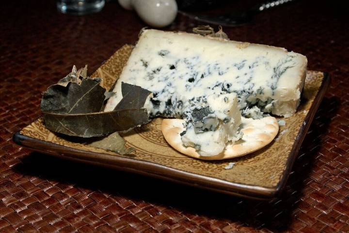 En Asturias alguien pagó 37.000 euros por el queso más caro del planeta. Acto seguido se le cayó al suelo
