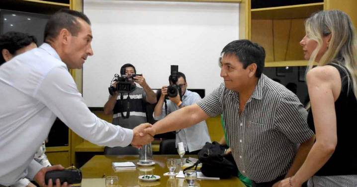 Estatales de Neuquén tienen fecha de paritarias para el 2026: cuándo convocará Rolando Figueroa