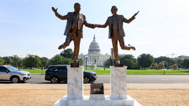 "Best Friends Forever" Statue of Trump and Epstein removed from National Mall
