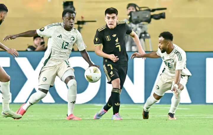 Un grande de Inglaterra sigue de cerca a Gilberto Mora en el Mundial Sub 20