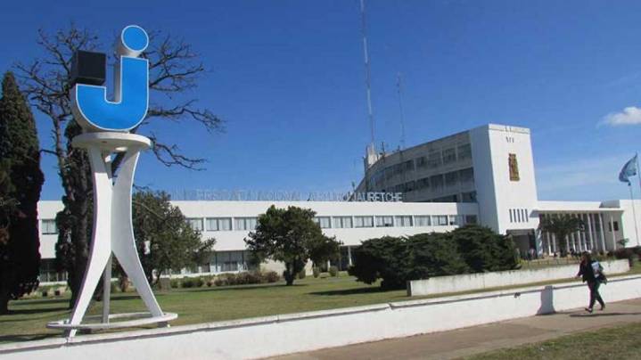 La encuesta que revela la pauperización de la docencia universitaria: 1 de cada 5 docentes trabaja en Uber, Rappi o Avon