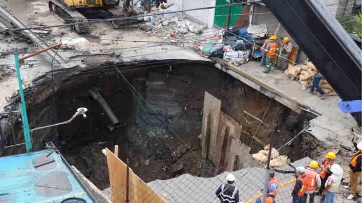 Por enorme socavón, evacúan a 27 personas en Iztapalapa