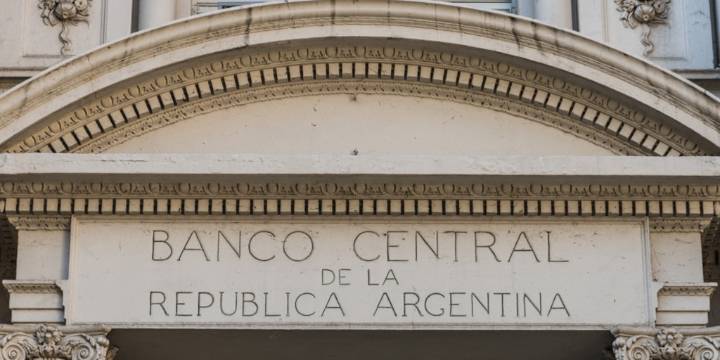 El dólar mayorista tocó el techo de la banda cambiaria y el Banco Central vendió USD 53 millones