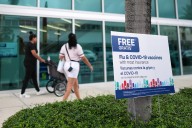 Trump cuestiona decisión de Florida de eliminar vacunas en las escuelas