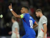 Mbappé, histórico, le dio un sufrido triunfo a Francia