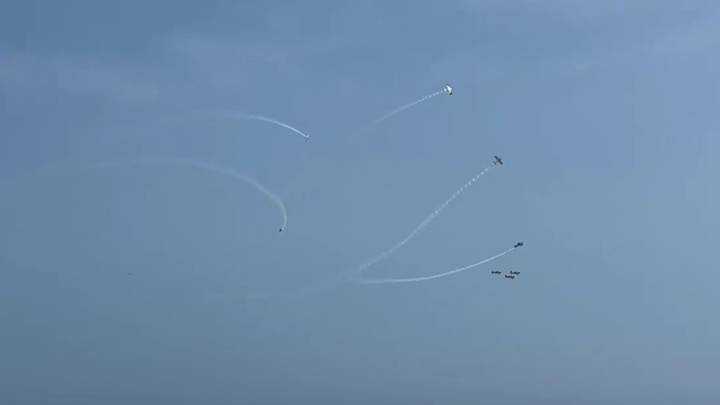 Jets roar over Wildwood beaches at "Thunder Over the Waves" air show
