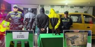 Detuvieron a tres personas que portaban un arma mini Uzi a bordo de un taxi en Bogotá: intentaron sobornar a la Policía para quedar libres