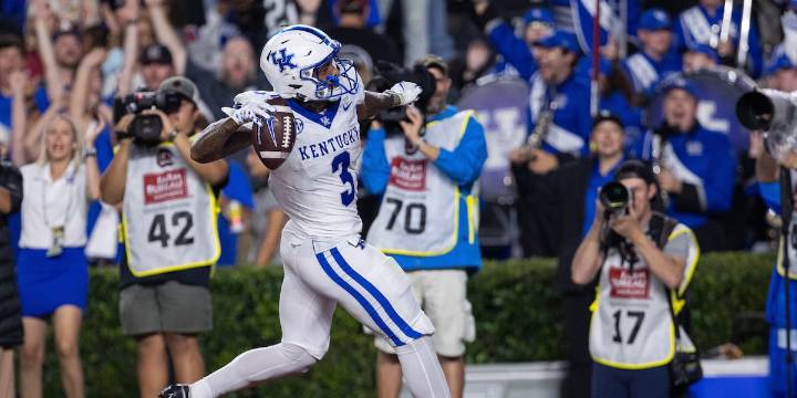 ‘Unacceptable:’ Kentucky player apologizes after throwing football at fan during touchdown celebration