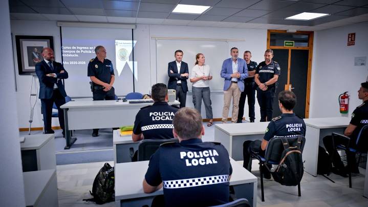 Una treintena de nuevos agentes de la Policía Local comienzan su formación en Cádiz