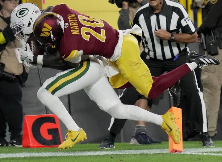 Deadspin | Packers WR Jayden Reed breaks collarbone