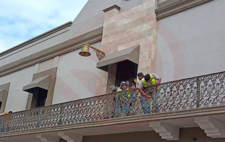Avanza decoración de espacios públicos por las fiestas patrias