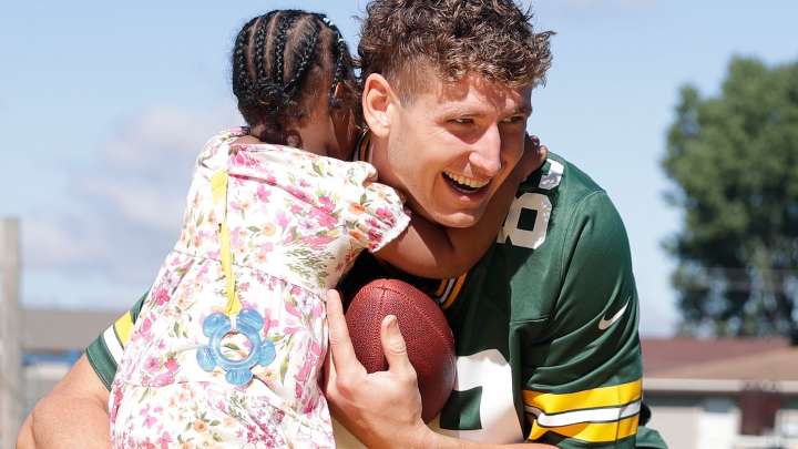 See photos from Packers outreach event at Syble Hopp school